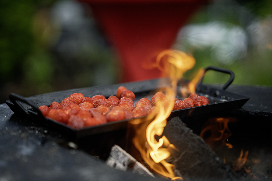 Flamberade jordgubbar på ofyren - på en teamwork, teambuilding, kick-off med grillad middag stockholm