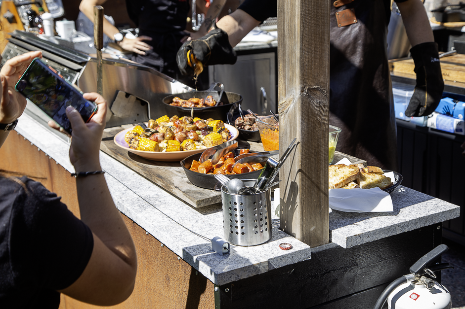 Fotografering efter en lyckad teamwork, teambuilding, kick-off med grillad middag stockholm / Lidingö