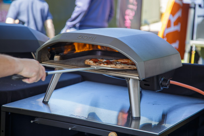 OONI Pizzaugn Koda med en Pizza i