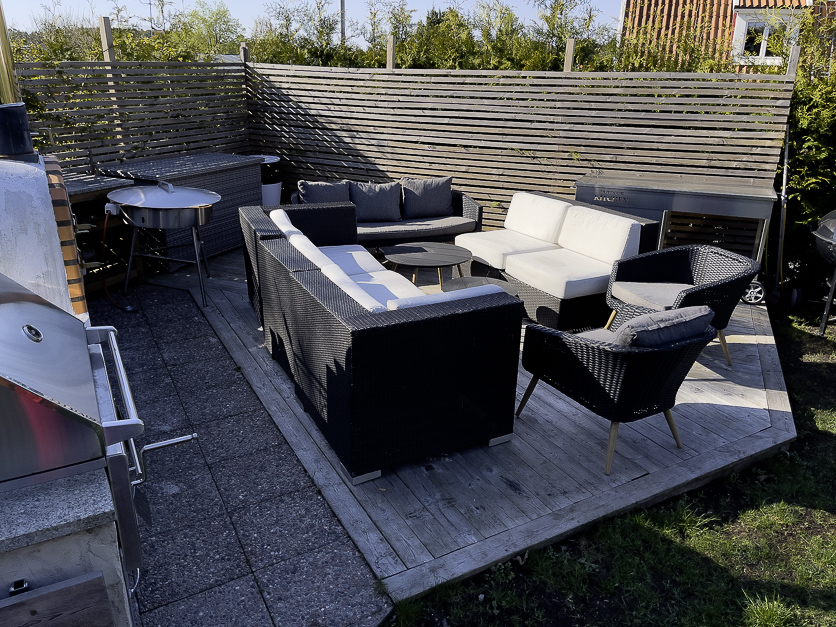 U2 - Det andra uteköket, finns en sittgrupp som går att flytta på vid foto / film produktioner