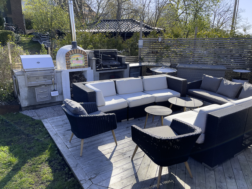 U2 - Det andra uteköket, finns en sittgrupp som går att flytta på vid foto / film produktioner