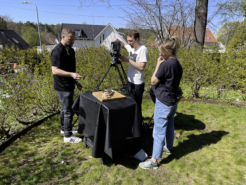 Filning av närbilder av grillad mat. Hela trädgården ingår när ni hyr vårt utekök / trädgård för fotografering och filmning.