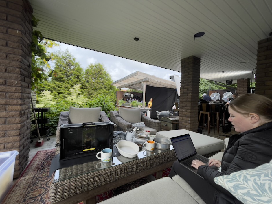 Producenterna har egen plats i loungen, något som ingår. Tillräckligt lång ifrån och nära för bästa produktion och resultat.