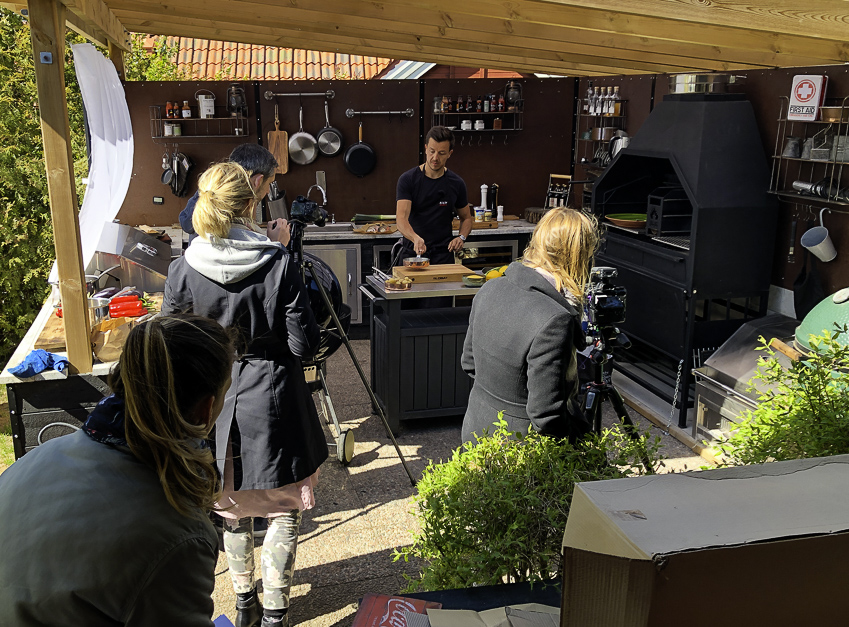 Filmproduktionen i full gång. Sundqvist filmar reklamfilm med kocken Edin Dzemat framför kameran
