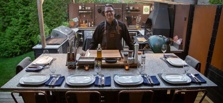Grillmästaren Peter Watz presenterar den grillade efterrätten