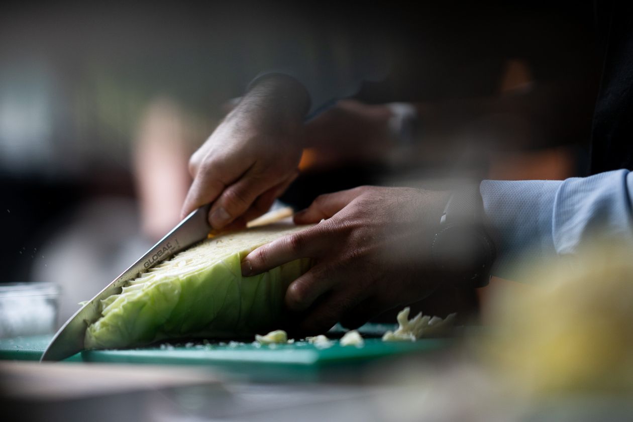 Grillad spetskål med olivolja och flingsalt på ett personalevent middag grillning stockholm / Lidingö